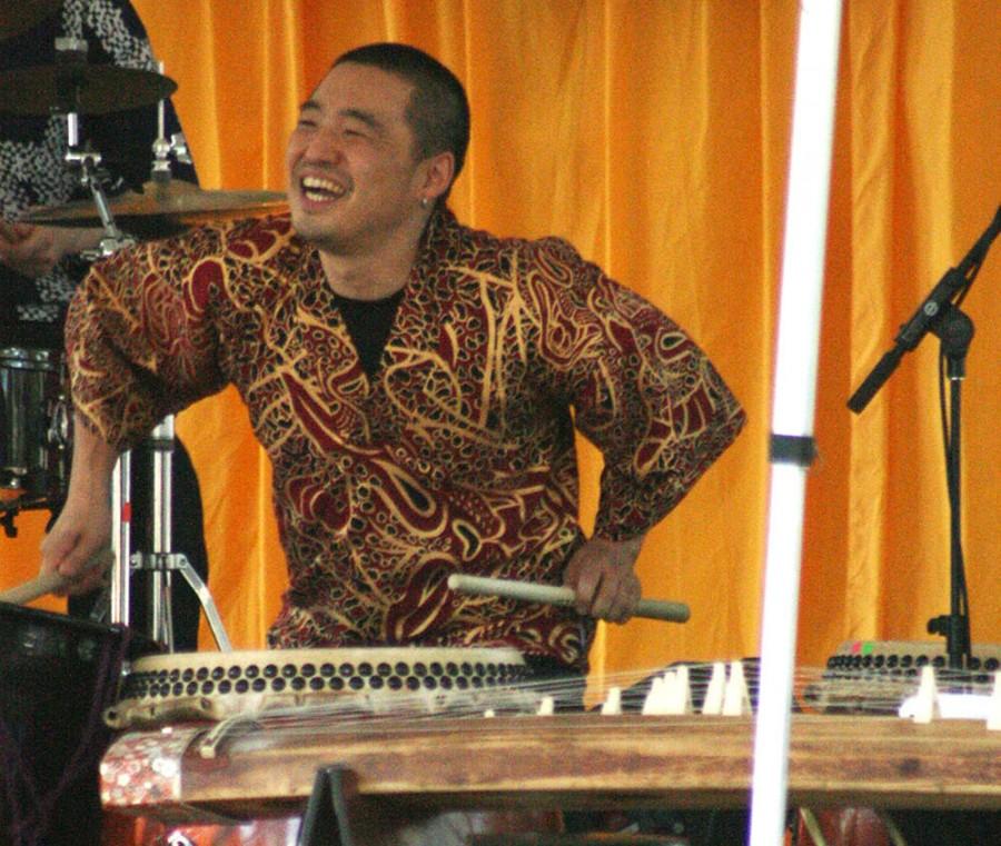 Shoji Kameda of the On Ensemble strums the taiko. 