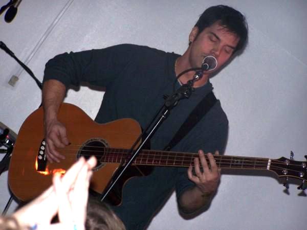 Rob Wynia of the band Floater performs an acoustic set. Photo courtesy of Wikimedia Commons.