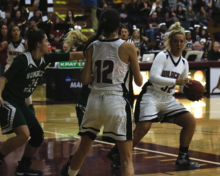 Junior forward Jo Paine attempts to pass the ball outside to a teammate on the perimeter. Photo credit: Jovanna Garcia