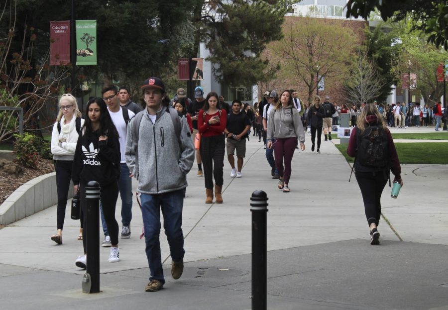 Hundreds of students hustle between classes at 11 a.m. Thursday near the Trinity Lawn.