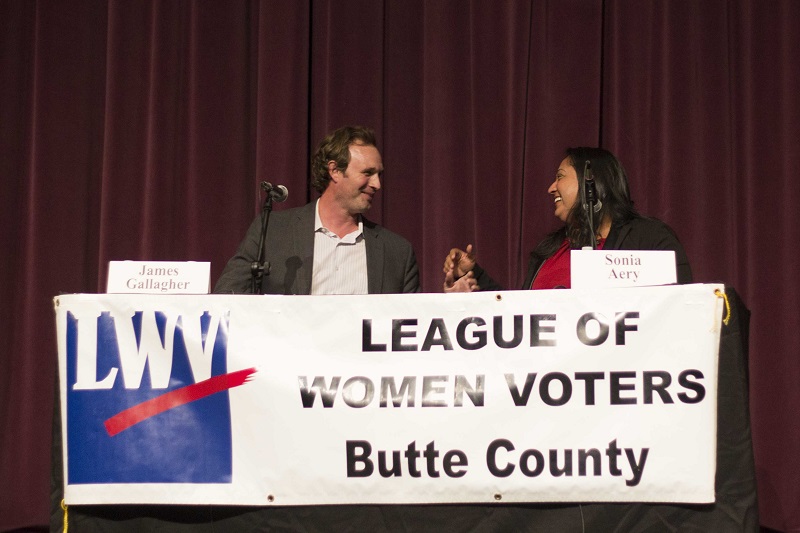 Assemblyman+James+Gallagher+and+Sonia+Aery+converse+after+their+closing+remarks+Tuesday+evening+at+the+forum+hosted+by+the+League+of+Women+Voters+of+Butte+County+Photo+credit%3A+Brian+Luong