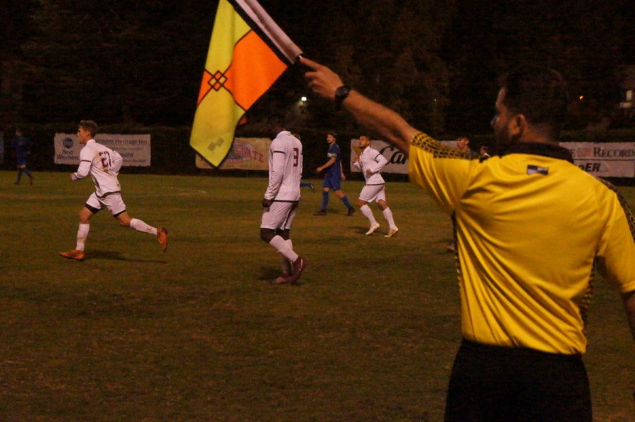 A+referee+signals+possession+of+the+ball+while+both+Chico+State+and+Cal+State+San+Marcos+get+ready+for+the+ensuing+play+on+Thursday.+Photo+credit%3A+Keelie+Lewis