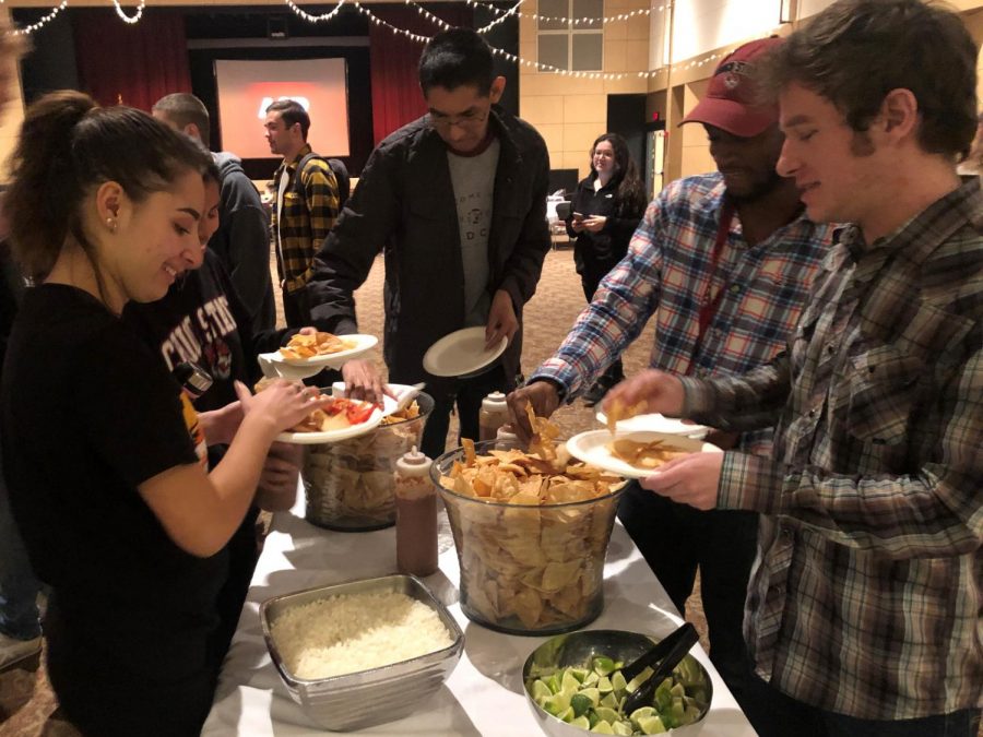 Students lined up to fill their plates at Tacos and Trivia