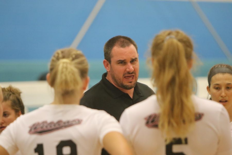 Chico State volleyball head coach Tommy Gott speaks with his team during a game. Ryan McCasland - Chico State Sports Information