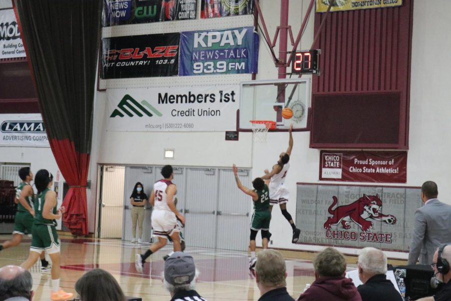 Kevin Warren finishing a contested lay up against the Pioneers. 