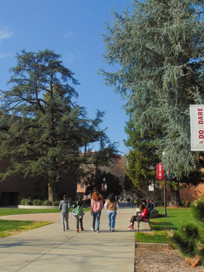 Students walking along the plaza of the Chico State Campus on the first day of classes.