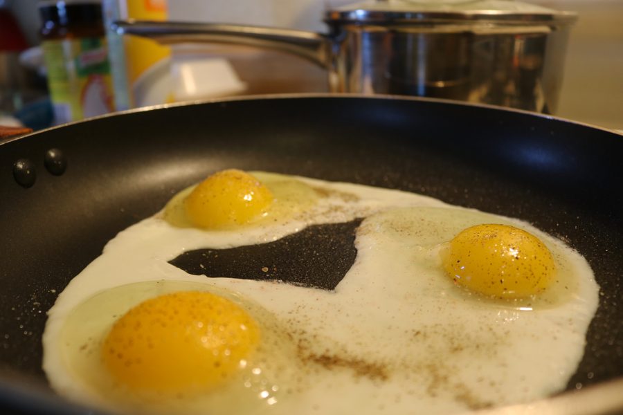 Overeasy eggs cooking. 