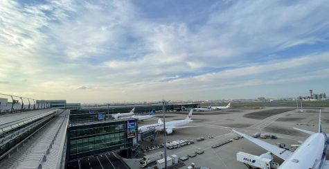 Photo includes six airplanes arriving at Tokyo Haneda airport terminal 3 from the observation deck. Photo taken July 9 by Hiroto Nakajima.