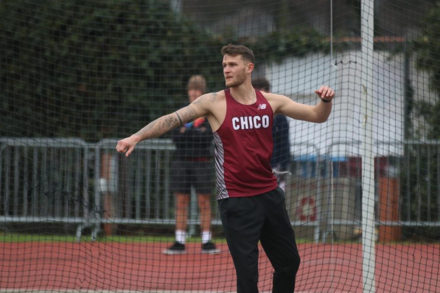 Zack Nelson watching his discus land.