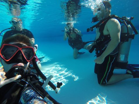 Photo of scuba course doing confined water training. Photo courtesy of Scuba Hut.