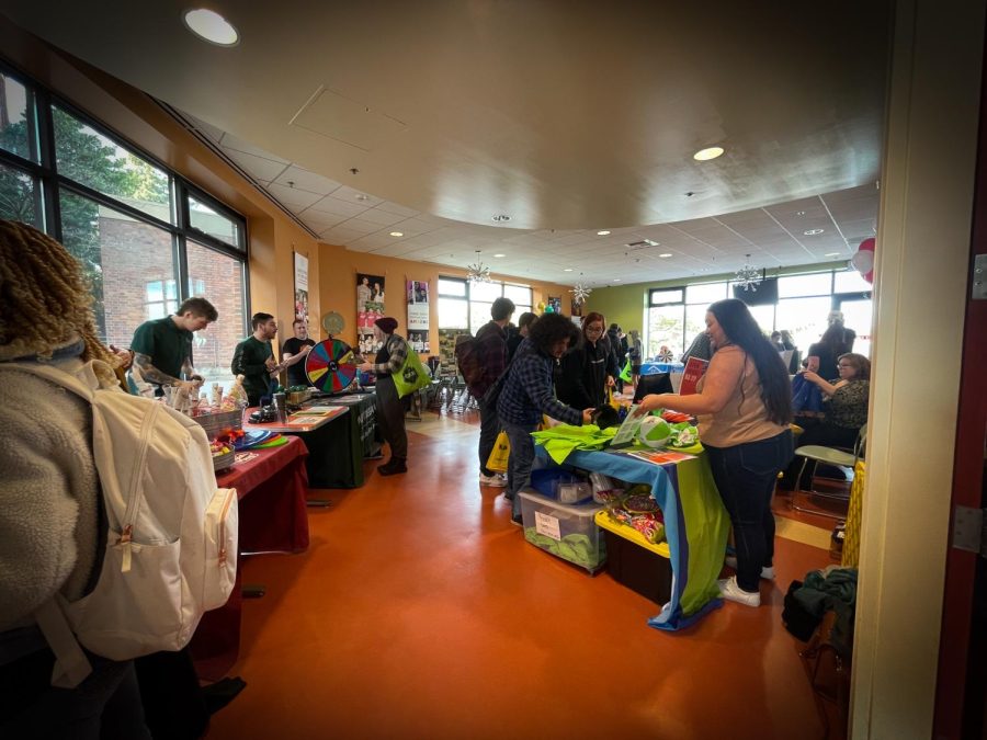 Photo of Sutter Hall Dining Room hosting the spring off-campus housing fair.