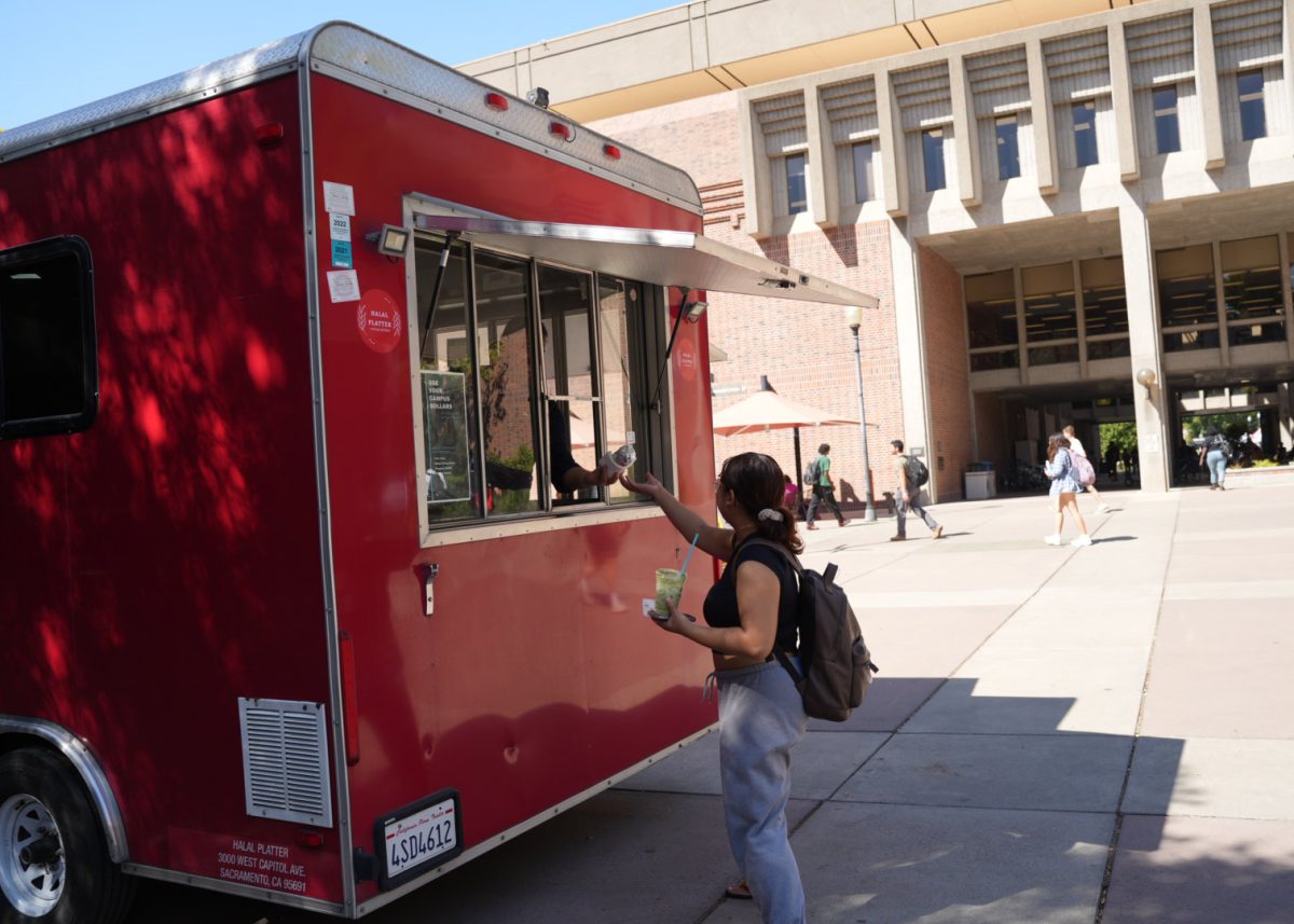 Students can grab a bite from Halal Platter near the Student Success Center next to the Bell Memorial Union. Taken by Milca Elvira Chacon on Sept. 25.