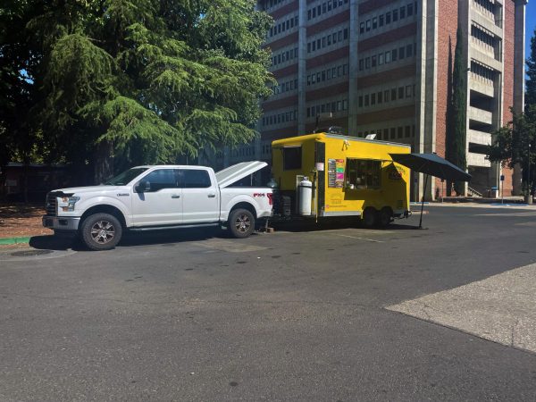 Photo of Kelly's Cheesesteak in front of Éstom Jámani Hall. Butte Hall is in the background.