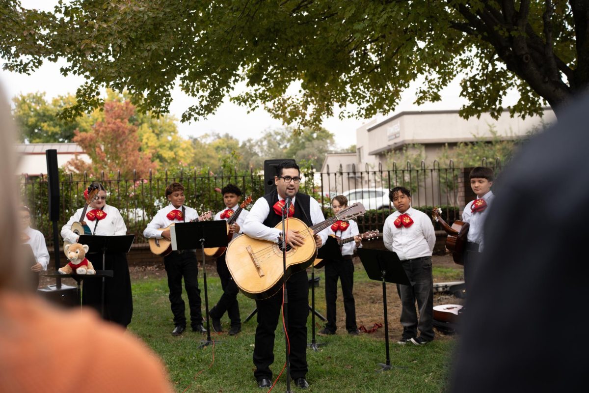 10 mariachi students from  Arboga Elementary School mariachi team paid tribute to the Day of the Dead by performing a variety of classic traditional songs. A few of the songs included were: ‘Amor Eterno’ by Rocío Dúrcal, ‘La Llorona’ by Chavela Vargas and ‘Volver, Volver’ by Vicente Fernández. Mariachi instructor Samuel Magaña said it was an honor to have his students represent and express Hispanic culture through music.
